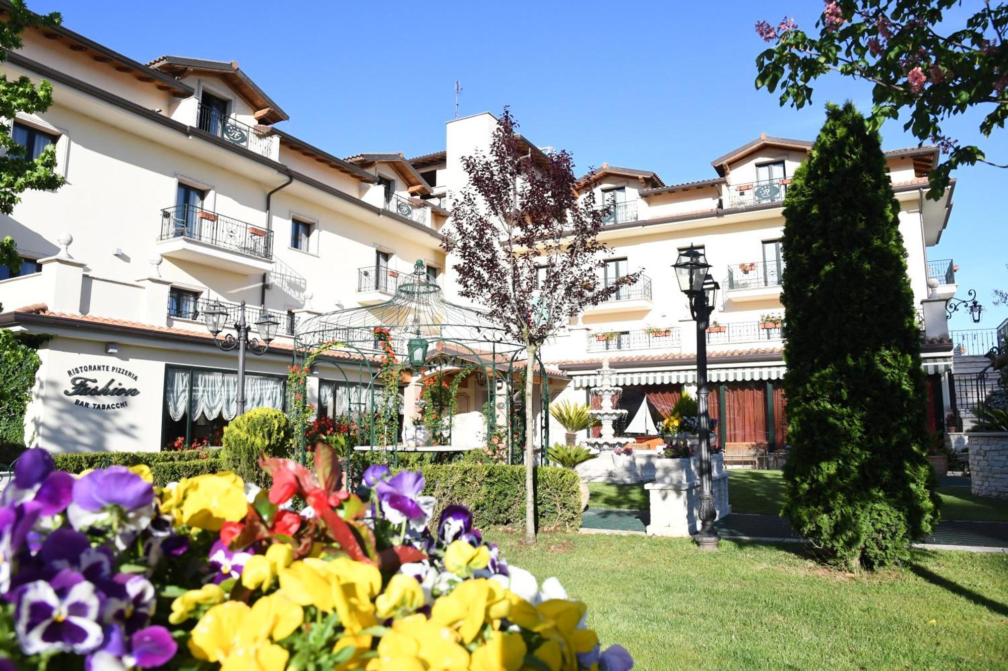 Fashion Hotel Valmontone Exterior photo