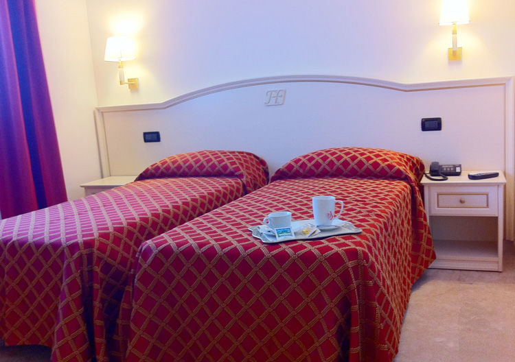 Fashion Hotel Valmontone Exterior photo