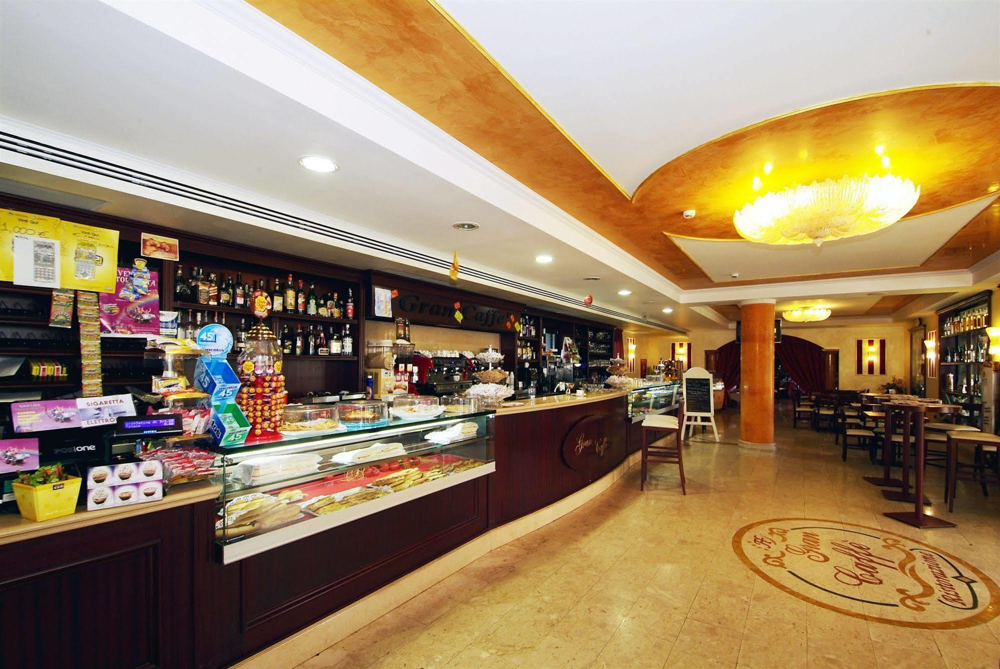 Fashion Hotel Valmontone Exterior photo