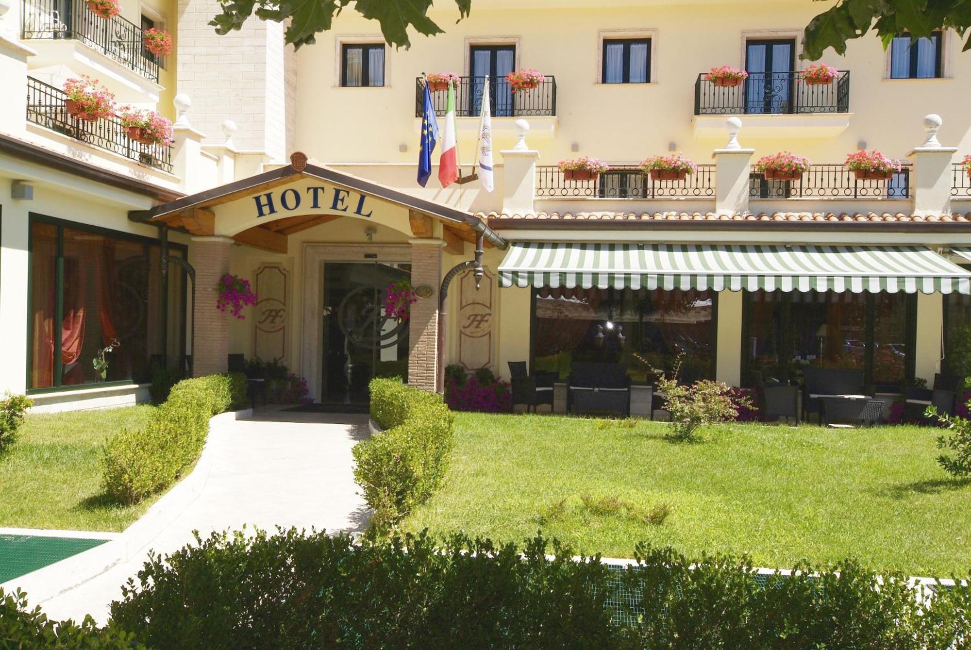 Fashion Hotel Valmontone Exterior photo